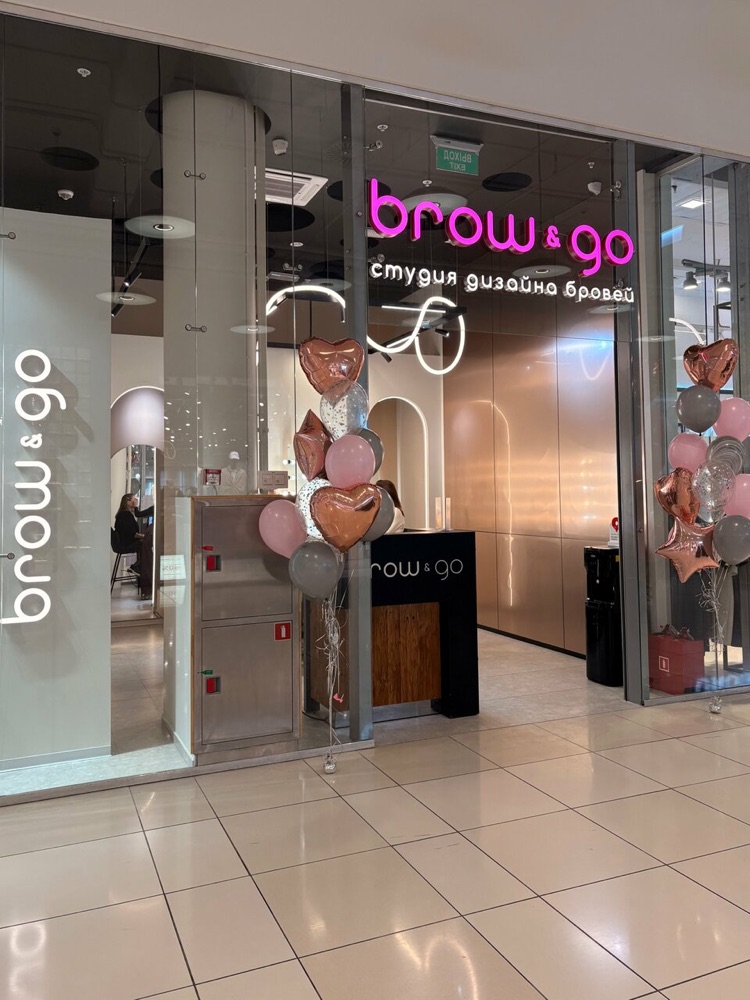 Вход в студию BROW&GO в ТРЦ Авиапарк: неоновая вывеска «brow&go студия дизайна бровей»